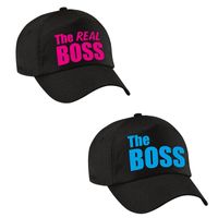 Zwarte kadopetten / cadeau caps The Boss en The Real boss met blauwe / roze tekst koppels / bruidspaar / echtpaar voor volwassenen   -