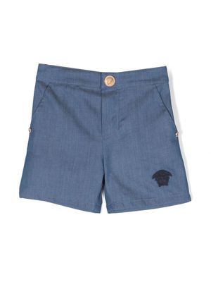 Versace Kids short en chambray à broderie Medusa - Bleu