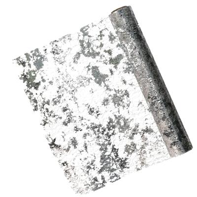 Decoratie stof/tafelloper - zilver -500 x 28 cm - polyester - kerstdiner tafeldecoratie