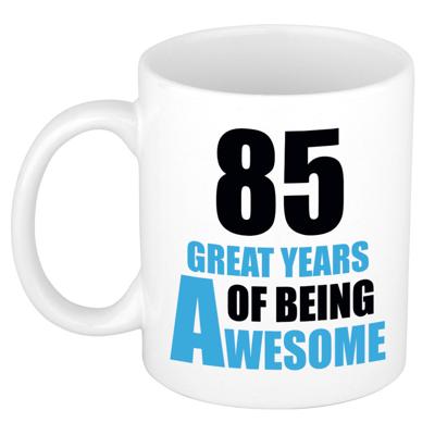 Verjaardag 85 jaar Koffiemok Cadeau - Great years of being awesome - wit/blauw