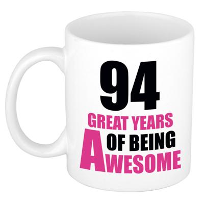 Verjaardag 94 jaar Koffiemok Cadeau - Great years of being awesome - wit/roze - voor dames