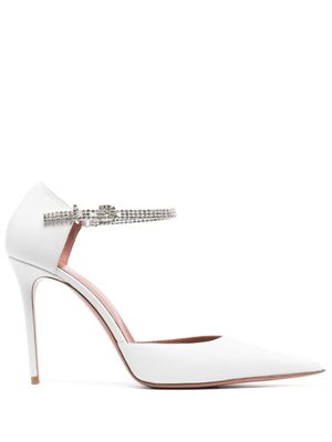 Amina Muaddi escarpins Ursina 95 mm à bout pointu - Blanc