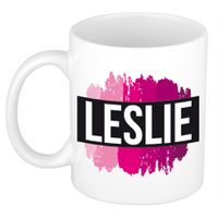 Naam cadeau mok / beker Leslie met roze verfstrepen 300 ml - thumbnail