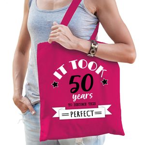 Cadeau tas voor dames - 50 en perfect - fuchsia roze - katoen - 42 x 38 cm - vijftig/Sarah - shopper