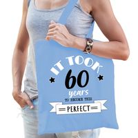 Cadeau tas voor dames - 60 en perfect - lichtblauw - katoen - 42 x 38 cm - zestig - shopper - thumbnail