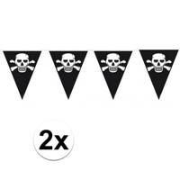 Piraten vlaggenlijn - 2x stuks - zwart - 10 meter - plastic - feestversiering - piratenversiering Piraten vlaggenlijn - 2x stuks - zwart - 10 meter - plastic - feestversiering - piratenversiering