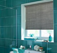 Grijze linnen imitatie raambekleding badkamer