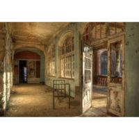 Schilderij Glas Verlaten Gebouw met Bed