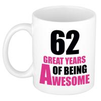 Verjaardag 62 jaar Koffiemok Cadeau - Great years of being awesome - wit/roze - voor dames