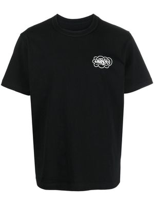 sacai x Eric Haze t-shirt à logo imprimé - Noir