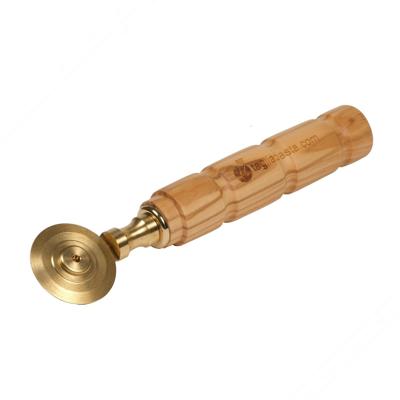 Messing pasta snijder met een enkel glad blad van 38 mm diameter. Handvat van olijfhout