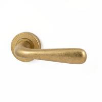 Hardbrass Gatdeel links deurkruk Silvia op rond rozet - messing getrommeld