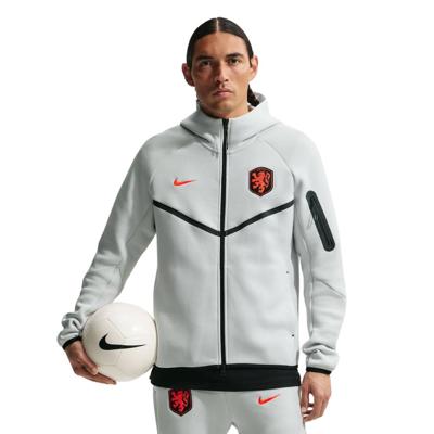 Nike Nederland Tech Fleece Vest 2026-2028 Lichtgrijs Zwart Feloranje Nike Nederland Tech Fleece Vest 2026-2028 Lichtgrijs Zwart Feloranje