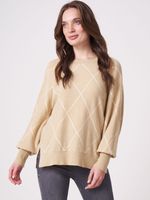 Tweekleurige trui met boothals en intarsia ruitjespatroon