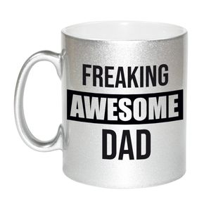 Vader cadeau zilveren mok / beker freaking awesome dad