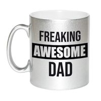 Vader cadeau zilveren mok / beker freaking awesome dad   -