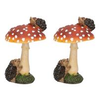Paddenstoel beeldje met egeltjes - 2x - 11 cm - herfstdecoratie - voor tuin en huis - polyresin orna