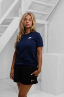 Nike Sportswear Club Essentials T-Shirt Dames Donkerblauw - Maat XS - Kleur: Donkerblauw | Soccerfanshop