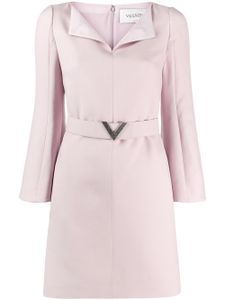 Valentino Garavani robe ceinturée à détails de plaque logo - Violet
