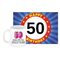 Verjaardag cadeau koffiemok 50 jaar - vrouw - echt oud - met A5 formaat wenskaart