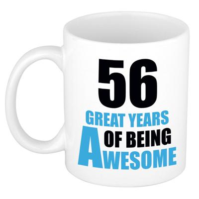 Verjaardag 56 jaar Koffiemok Cadeau - Great years of being awesome - wit/blauw
