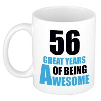 Verjaardag 56 jaar Koffiemok Cadeau - Great years of being awesome - wit/blauw