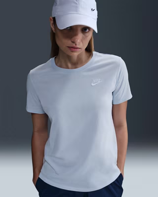 Nike Sportswear Club Essentials T-Shirt Dames Lichtblauw - Maat S - Kleur: Lichtblauw | Soccerfanshop