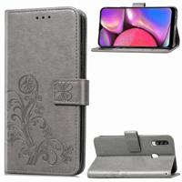 Voor Galaxy A20S vier-blad clasp reliëf gesp mobiele telefoon bescherming lederen draagtas met Lanyard & kaartsleuf & portemonnee & beugel functie (g