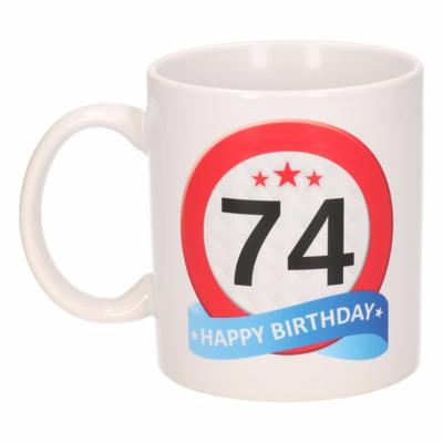 74 jaar Verjaardag koffiemok - cadeau beker - stopbord print - 300 ml - keramiek - wit