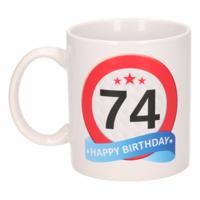 74 jaar Verjaardag koffiemok - cadeau beker - stopbord print - 300 ml - keramiek - wit