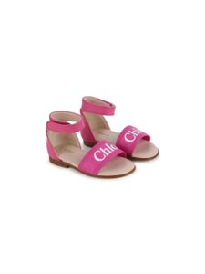 Chloé Kids sandales en cuir à logo imprimé - Rose