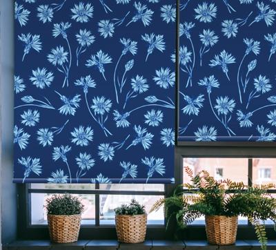 Rolgordijnen woonkamer Zeeblauwe bloemen