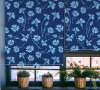 Rolgordijnen woonkamer Zeeblauwe bloemen