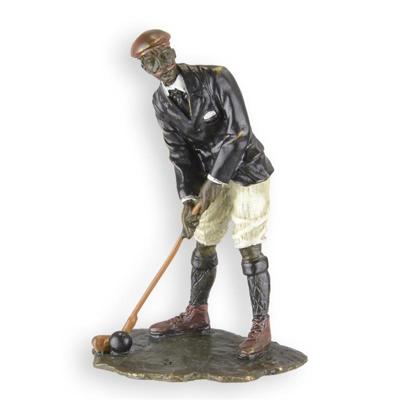 A BRONZE SCULPTURE OF A GOLFER