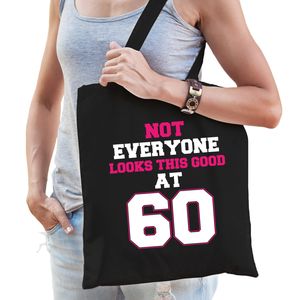 Not everyone looks this good at 60 verjaardag cadeau tasje zwart voor dames