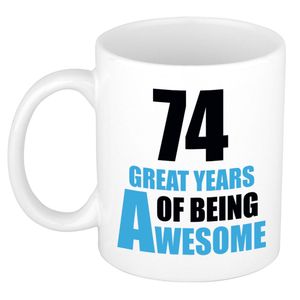 74 great years of being awesome cadeau mok / beker wit en blauw