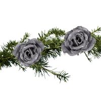 2x stuks kerstboomversiering bloemen op clip zilver en besneeuwd 9 cm - Kersthangers - thumbnail