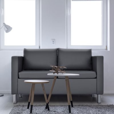 Moderne tweezitsbank PU-leren bank met zacht kussen en rubberen houten poten voor thuis en op kantoor Grijs