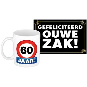 Verjaardag cadeau mok/beker 60 jaar print 300 ml + A5-size wenskaart ouwe zak