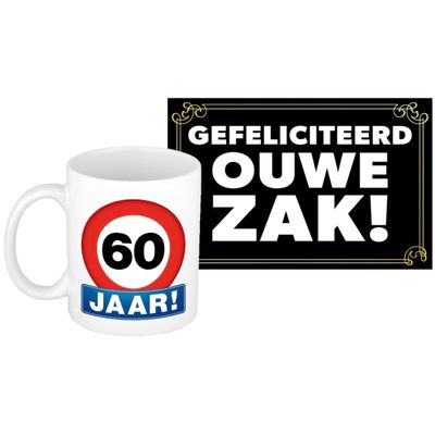 Verjaardag cadeau mok/beker 60 jaar print 300 ml + A5-size wenskaart ouwe zak
