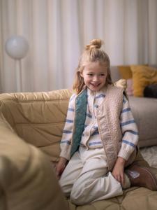Mouwloos meisjesvest van sherpa beige