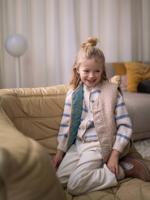 Mouwloos meisjesvest van sherpa beige