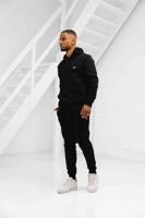 Lacoste Hooded Trainingspak Heren Zwart - Maat S - Kleur: Zwart | Soccerfanshop Lacoste Hooded Trainingspak Heren Zwart - Maat S - Kleur: Zwart | Soccerfanshop