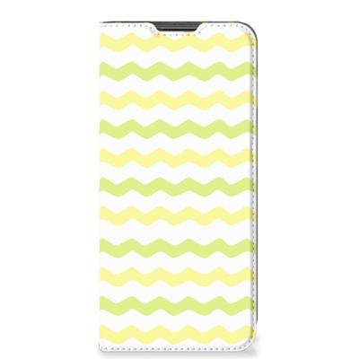 Motorola Moto G22 | Hoesje met Magneet | Waves Yellow