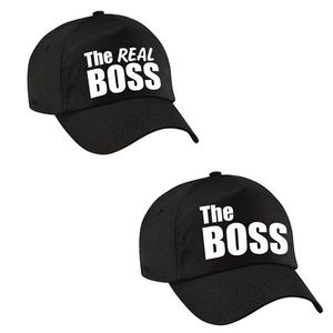 Zwarte kadopetten / cadeau caps The Boss en The real boss met witte tekst koppels / bruidspaar / echtpaar voor volwassen