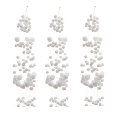 Sneeuwballen slinger - 4x stuks - wit -135 cm - polyester - sneeuwversiering - slingers