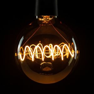 LED Globelamp 125 Bridge Curved goud 6,5W 350 Lumen 1900K E27 dimbaar Segula