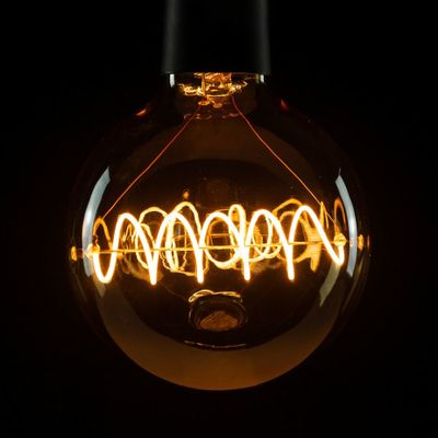 LED Globelamp 125 Bridge Curved goud 6,5W 350 Lumen 1900K E27 dimbaar Segula