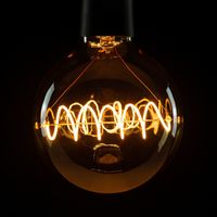 LED Globelamp 125 Bridge Curved goud 6,5W 350 Lumen 1900K E27 dimbaar Segula LED Globelamp 125 Bridge Curved goud 6,5W 350 Lumen 1900K E27 dimbaar Segula