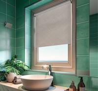 Imitatie van wit linnen raambekleding badkamer